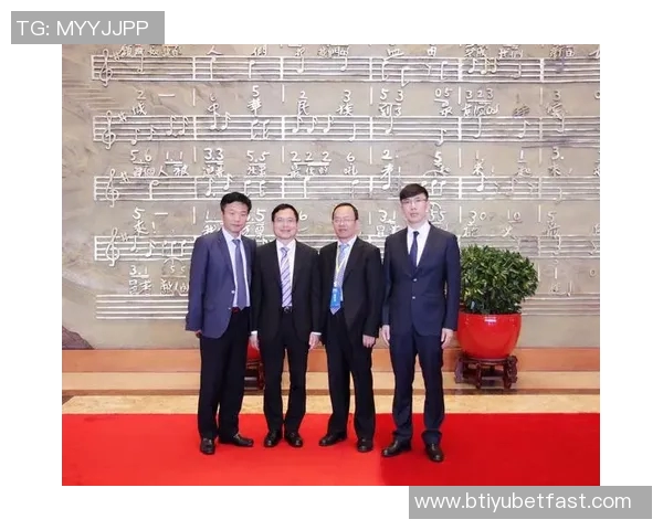 瓜帅赛后与主裁亲切交流竖起大拇指表达赞赏与尊重