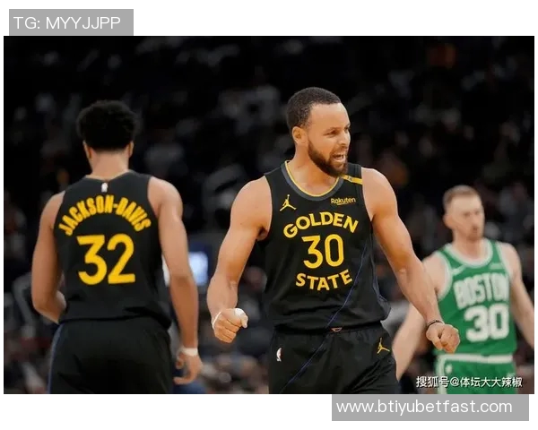 库里生涯第111次半场得分20并贡献5记三分球超越利拉德64次成就辉煌