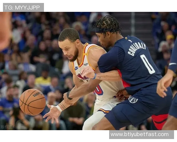 普尔半场表现出色6投3中贡献12分1篮板2助攻展现出强大实力 普尔半场表现出色6投3中贡献12分1篮板2助攻展现出强大实力