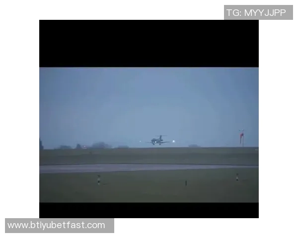 太阳报报道格伊飞机降落前突发状况紧急中止降落引发关注 太阳报报道格伊飞机降落前突发状况紧急中止降落引发关注